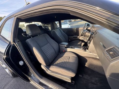 Used 2014 Dodge Challenger SXT RWD image 10