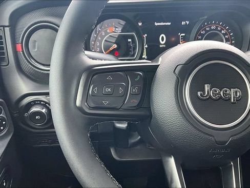 Used 2025 Jeep Wrangler Unlimited Rubicon AWD/4WD image 9