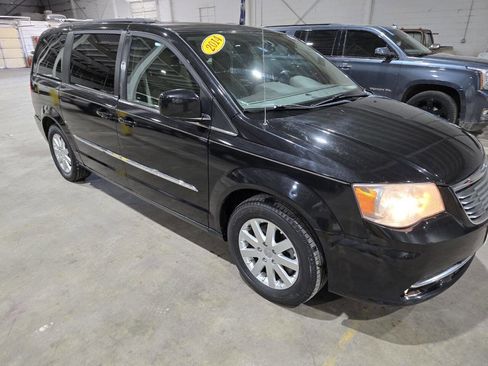 Used 2013 Chrysler Town & Country Touring image 19