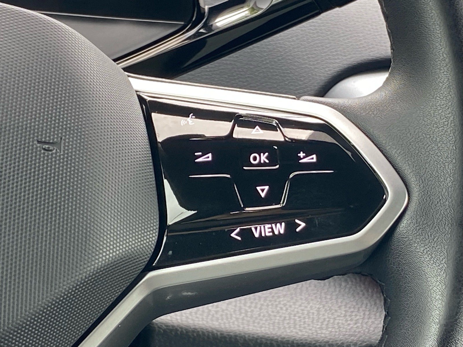 Certified 2023 Volkswagen ID.4 Pro AWD/4WD image 9
