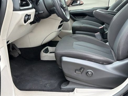 Used 2023 Chrysler Voyager LX image 13