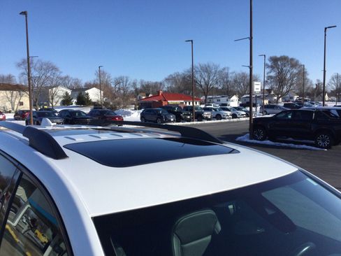 Used 2023 GMC Acadia SLT w/ Elevation Edition image 4