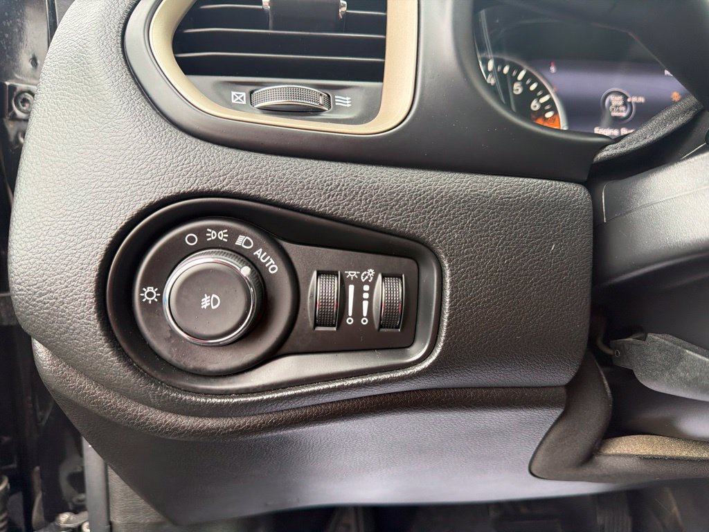 Used 2015 Jeep Renegade Limited AWD/4WD image 19