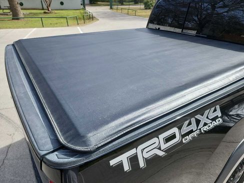 Used 2017 Toyota Tacoma TRD Off-Road image 8