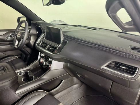 Used 2023 GMC Yukon SLT w/ SLT Luxury Package image 12