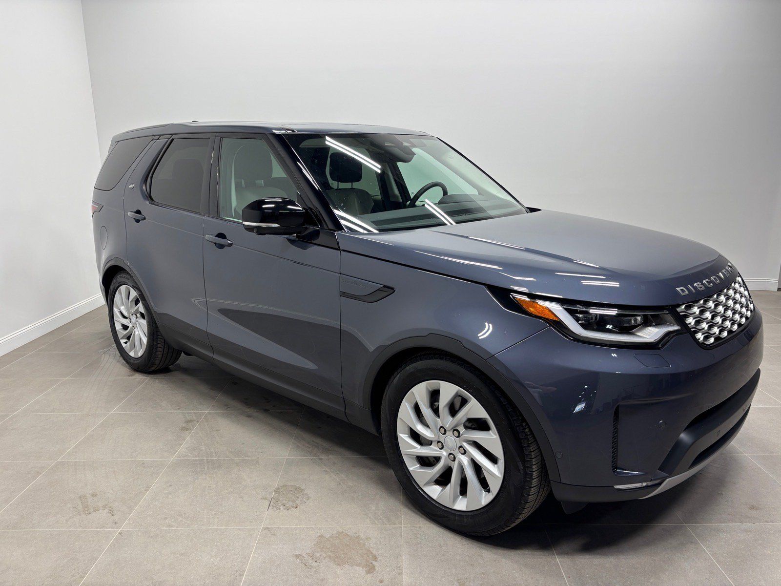 New 2025 Land Rover Discovery S AWD/4WD image 5