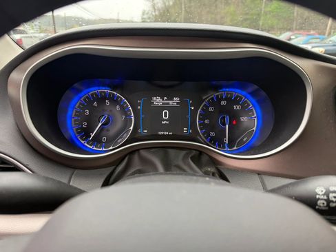 Used 2017 Chrysler Pacifica Touring image 9