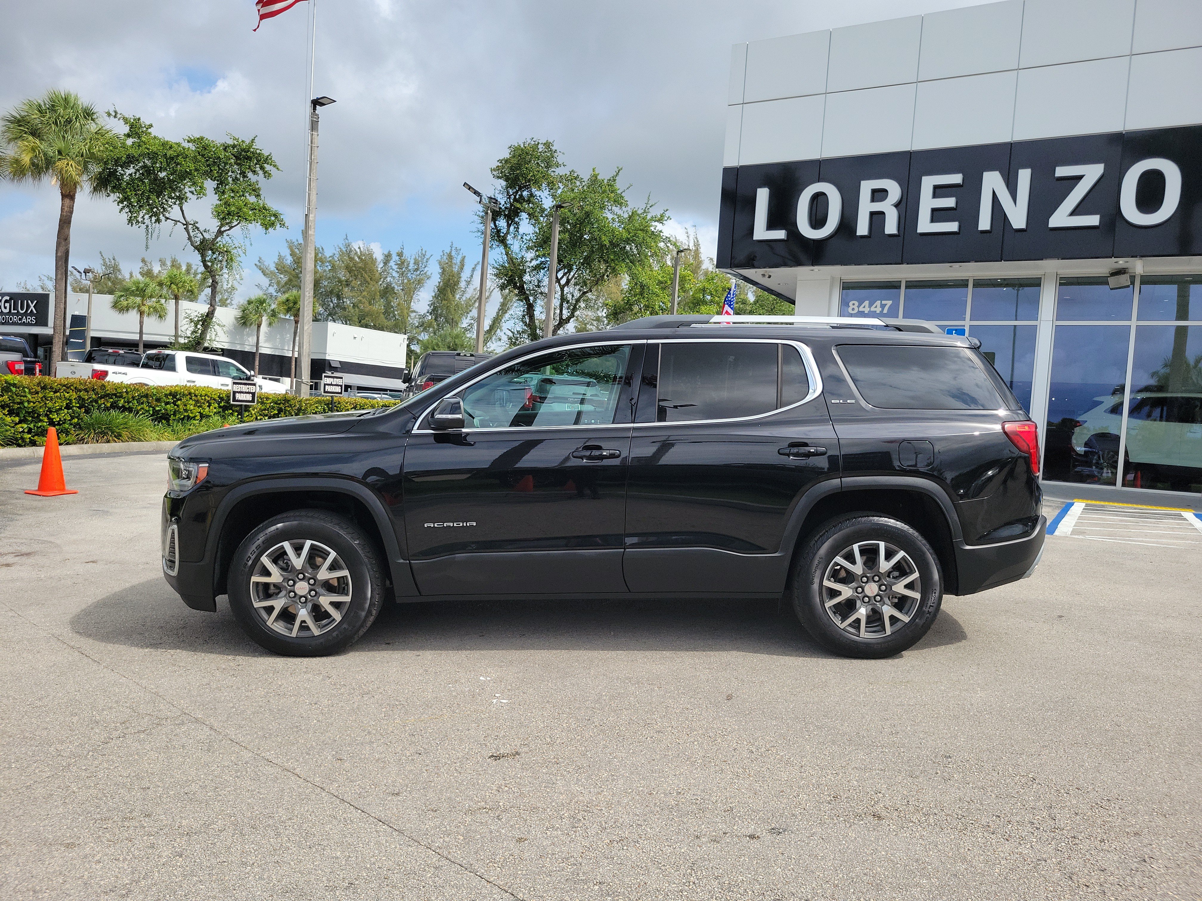 Used 2023 GMC Acadia SLE w/ Driver Convenience Package FWD image 7