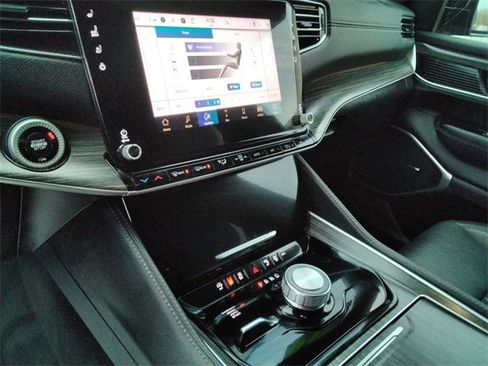 Used 2024 Jeep Wagoneer L Series II image 31