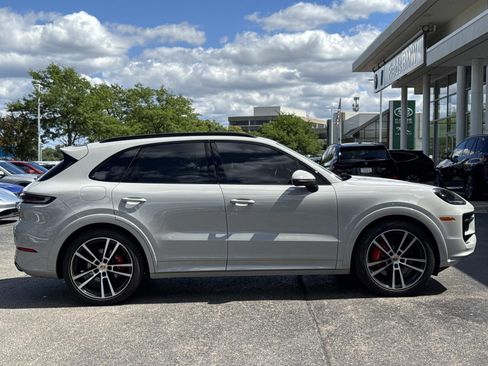 Used 2024 Porsche Cayenne S AWD/4WD image 4