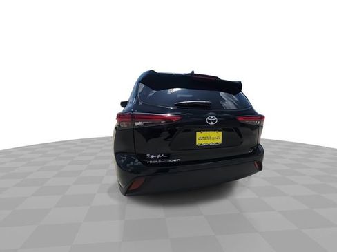 Used 2023 Toyota Highlander LE FWD image 7
