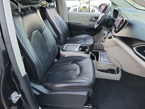 Used 2022 Chrysler Pacifica Touring-L image 17