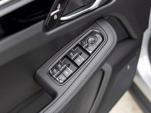 Certified 2026 Porsche Macan AWD/4WD image 27