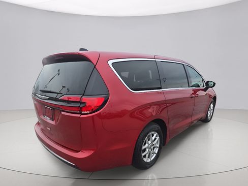 Used 2024 Chrysler Pacifica Touring-L FWD image 3