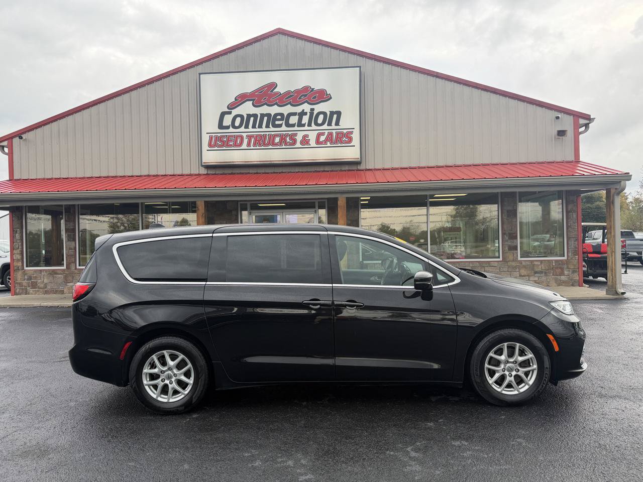 Used 2024 Chrysler Pacifica Touring FWD image 3