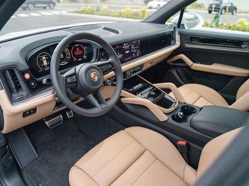 Certified 2026 Porsche Cayenne image 4