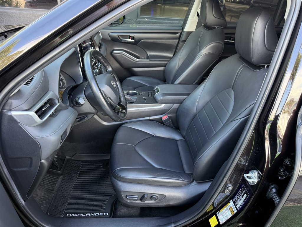 Used 2020 Toyota Highlander XLE FWD image 13