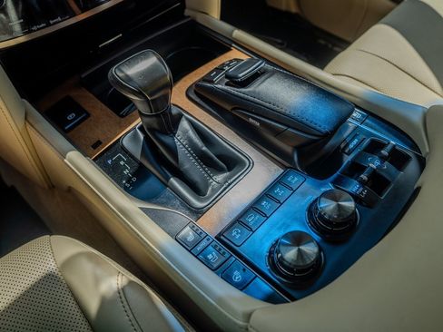 Used 2020 Lexus LX 570 4WD w/ Luxury Package image 22