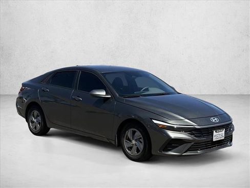 Certified 2025 Hyundai Elantra SE FWD image 3