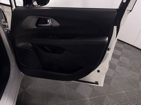 Used 2025 Chrysler Pacifica Select FWD image 33