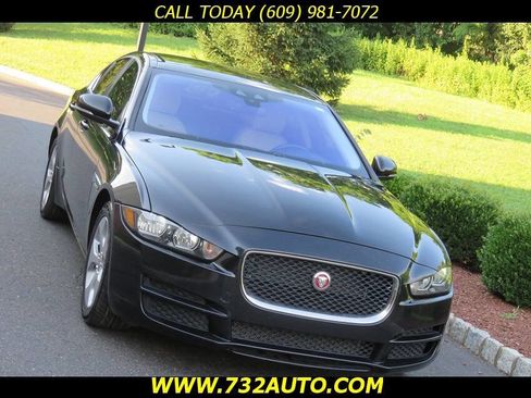 Used 2017 Jaguar XE image 18