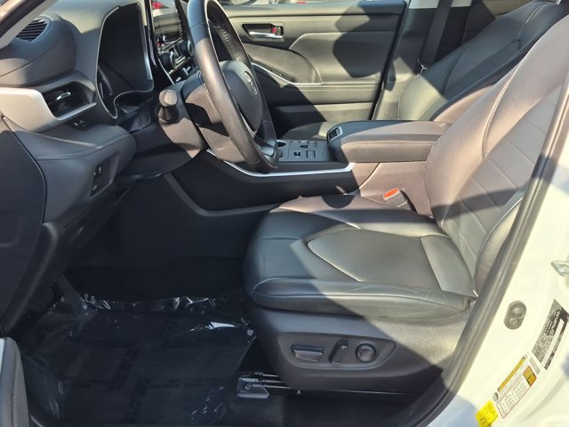 Used 2024 Toyota Highlander XLE AWD/4WD image 9