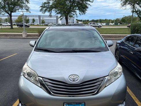 Used 2011 Toyota Sienna XLE w/ Premium Pkg AWD/4WD image 2