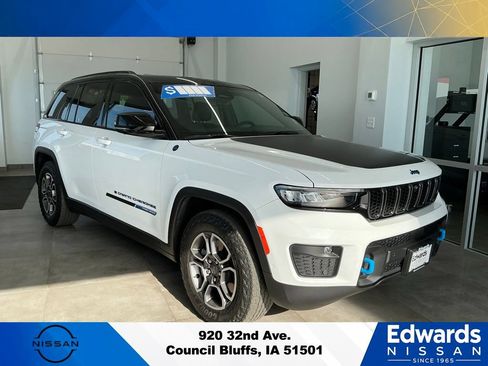 Used 2022 Jeep Grand Cherokee Trailhawk w/ Advanced Protech Group II AWD/4WD image 2