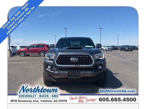 Used 2018 Toyota Tacoma TRD Sport AWD/4WD image 3