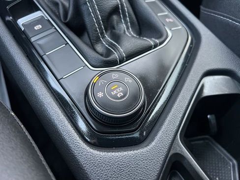 Certified 2025 Volkswagen Taos SE image 21