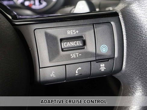 Used 2023 Nissan Rogue SV image 3