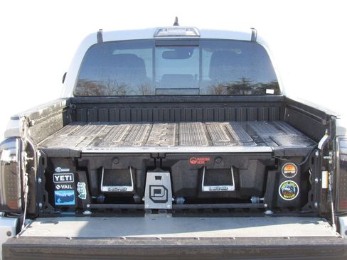 Used 2020 Toyota Tacoma TRD Off-Road w/ TRD Premium Off Road Package image 8