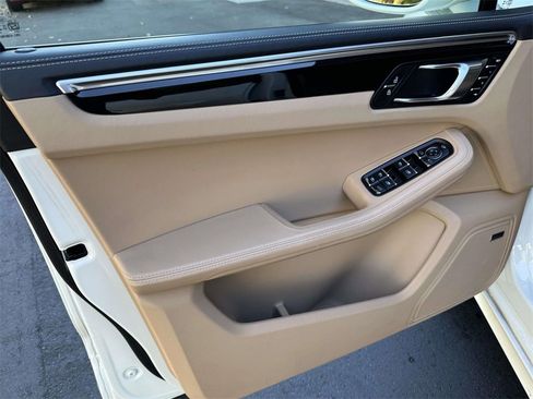 Used 2025 Porsche Macan image 17