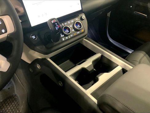 New 2026 Land Rover Defender 110 X-Dynamic SE image 7