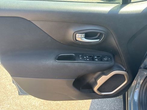 Used 2017 Jeep Renegade Latitude AWD/4WD image 14