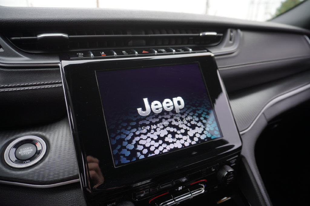 Used 2023 Jeep Grand Cherokee Altitude AWD/4WD image 16