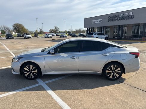 Used 2021 Nissan Altima 2.5 SV w/ SV Premium Package image 4
