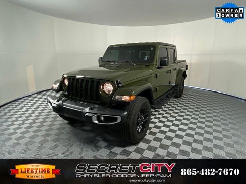 Used 2023 Jeep Gladiator Sport image 3