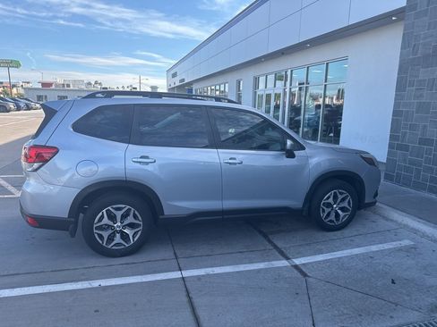 Used 2023 Subaru Forester Premium image 7
