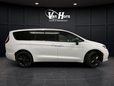 New 2026 Chrysler Pacifica Limited w/ S Appearance Package AWD/4WD image 8