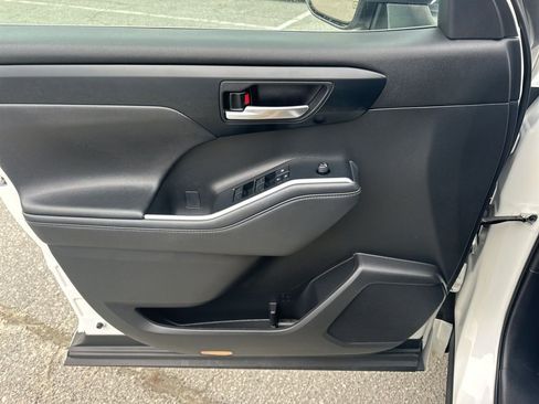 Used 2022 Toyota Highlander XLE image 27