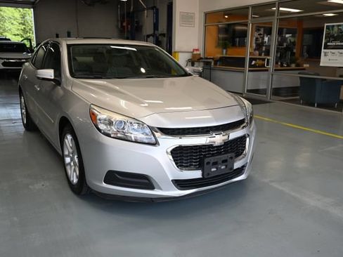 Used 2015 Chevrolet Malibu LT w/ Power Convenience Package FWD image 2