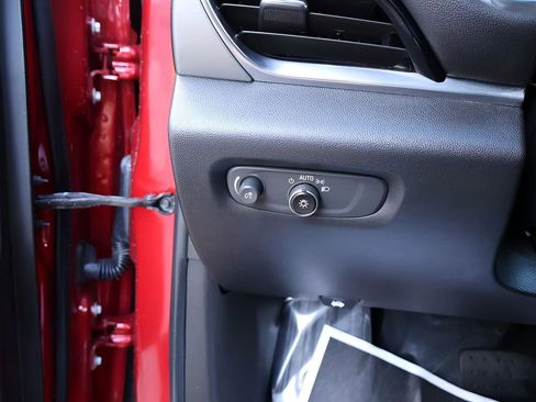 Used 2023 Chevrolet Traverse LT image 39