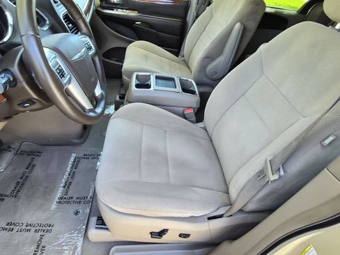 Used 2011 Chrysler Town & Country Touring w/ Entertainment Group #1 FWD image 12