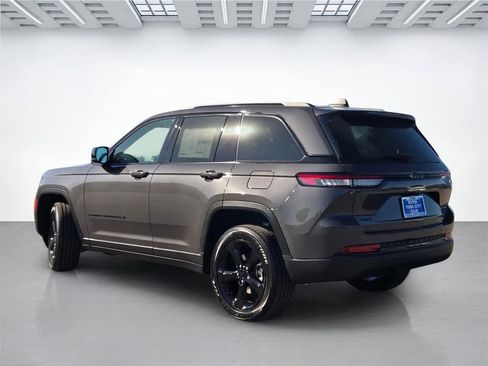 New 2025 Jeep Grand Cherokee Altitude image 4