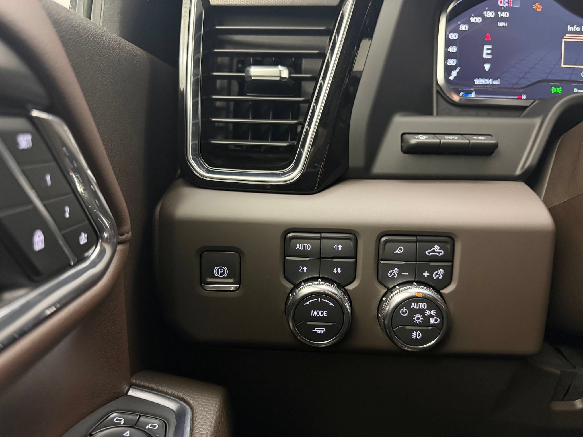 Used 2024 GMC Sierra 2500 Denali w/ Denali Reserve Package AWD/4WD image 33