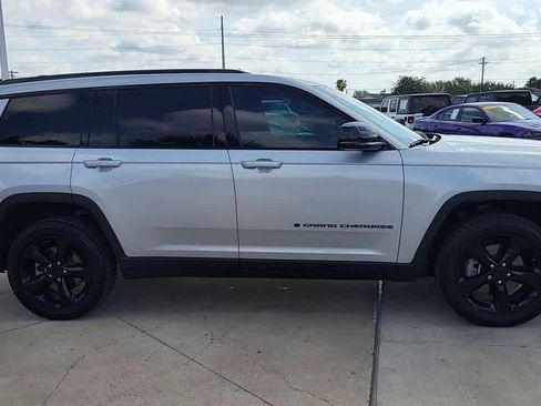 Certified 2024 Jeep Grand Cherokee L Limited w/ Black Appearance Package AWD/4WD image 9
