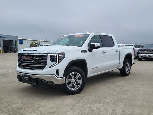 Used 2025 GMC Sierra 1500 SLT image 2