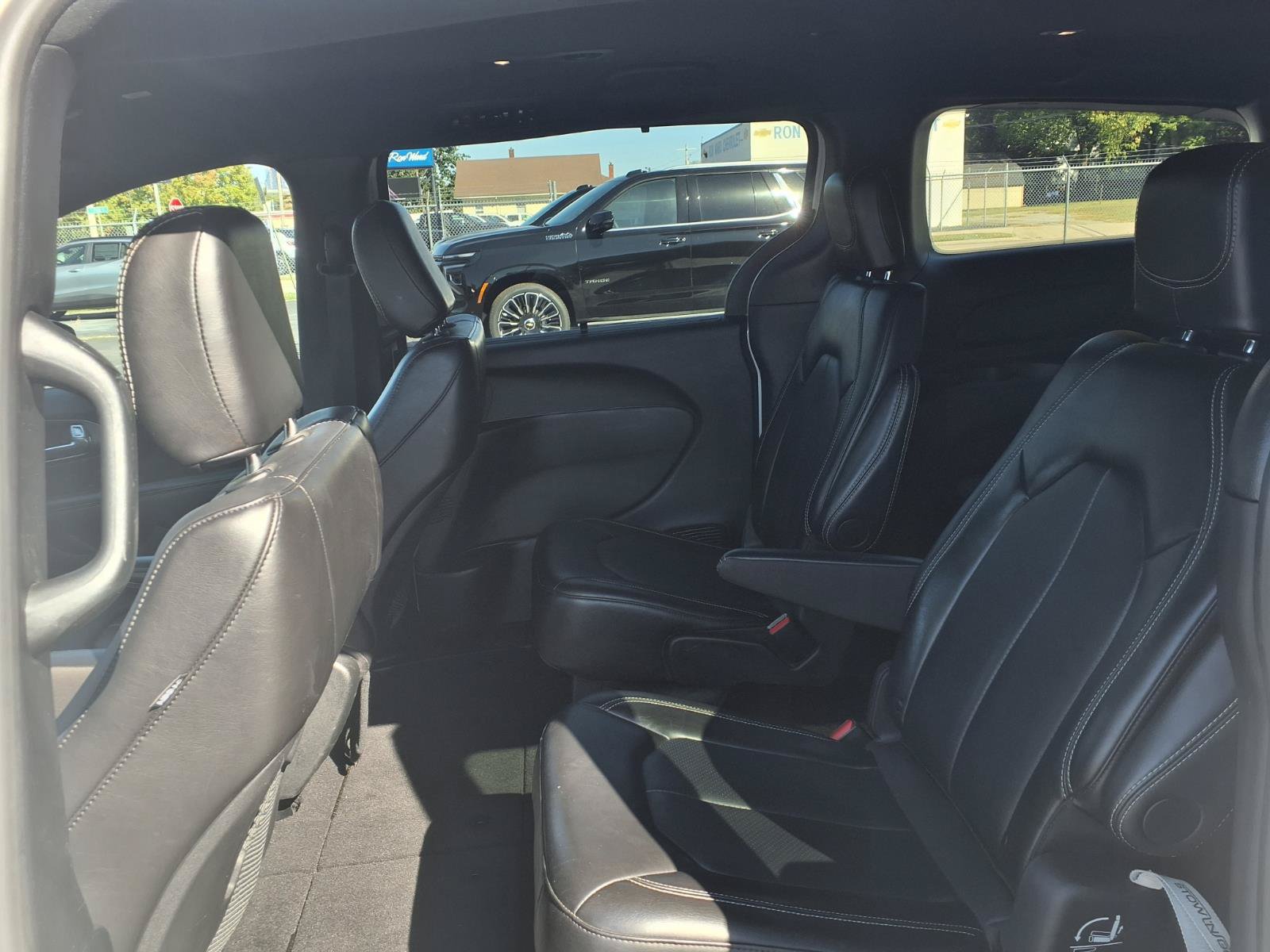 Used 2025 Chrysler Pacifica Select FWD image 6