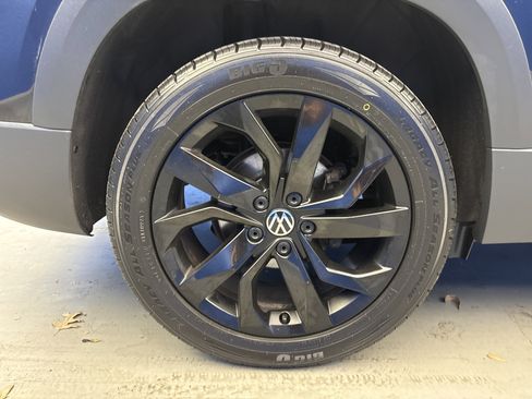 Used 2023 Volkswagen Taos SE w/ Panoramic Sunroof Package image 8